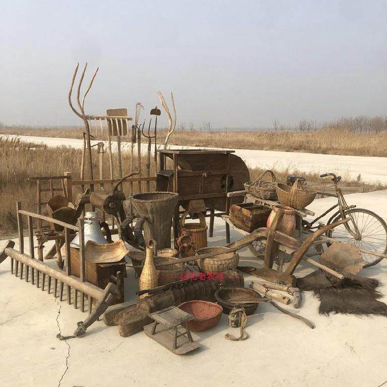 Old object decoration creative dustpan photography old object European model folk custom wedding props in rural shooting