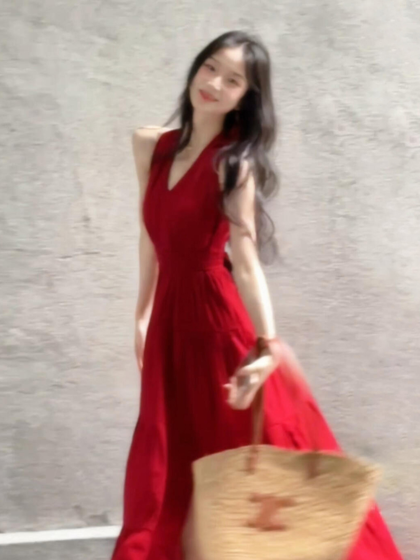 法式气质红色挂脖吊带连衣裙女夏季2025新款海边度假绝美漂亮长裙