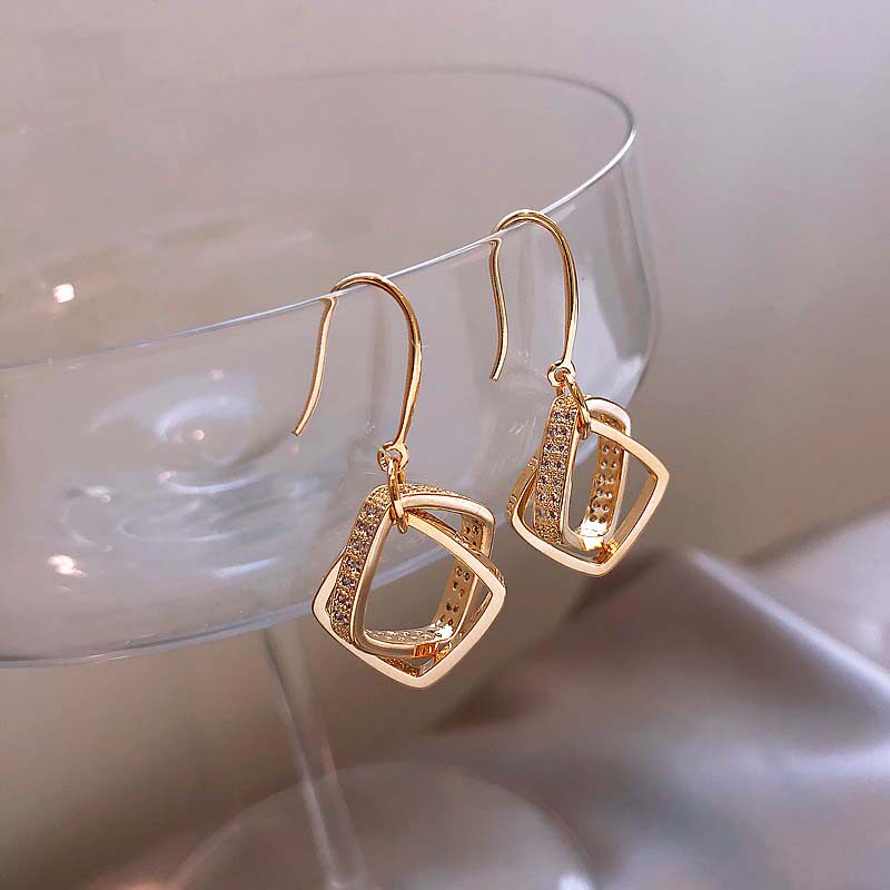 Interlocking earrings niche design sense high-end cold wind light luxury earrings female sterling silver retro Hong Kong style earrings summer