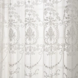 Экран бурного окна избегают с помощью светлого вышитого яда.