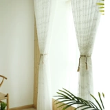 Экран бурного окна избегают с помощью светлого вышитого яда.