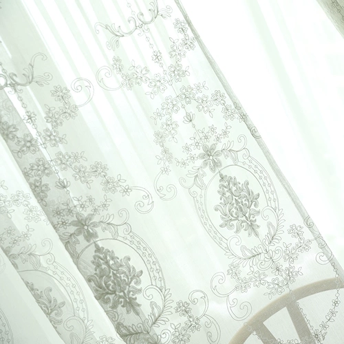 Экран бурного окна избегают с помощью светлого вышитого яда.