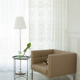 Экран бурного окна избегают с помощью светлого вышитого яда.