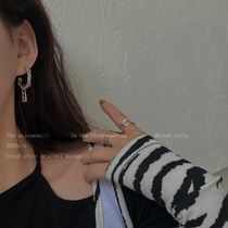 Niche design Chain irregular earrings Asymmetrical personality stud earrings Simple cold wind fashion high-end sense earrings