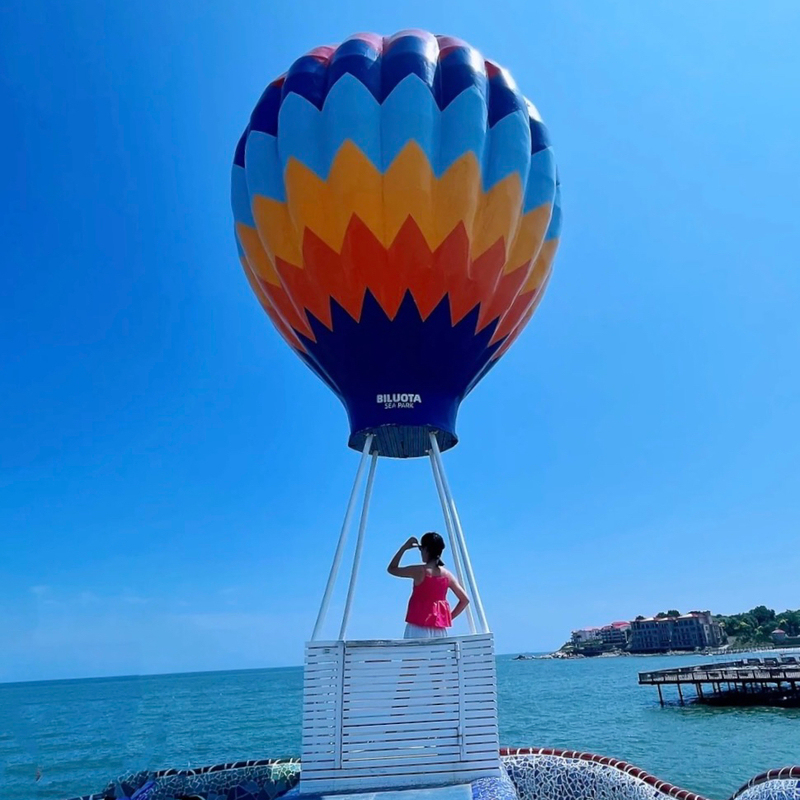 Outdoor Simulated Hot Air Balloon Fiberglass Sculpture for Garden Landscape, Shopping Mall, Residential Area, Amusement Park, and Small Wooden House Decoration