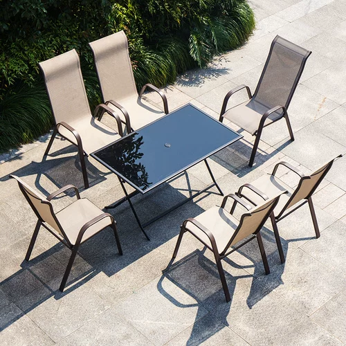 Столы на открытом воздухе и стул двор.