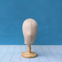 Бежевый манекен головы, деревянная основа