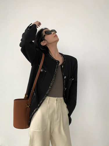 Короткий эластичный лонгслив, базовая приятная телу футболка, V-образный вырез, облегающий крой