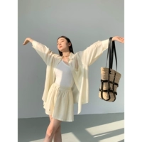 Кремовые белые шорты пятно