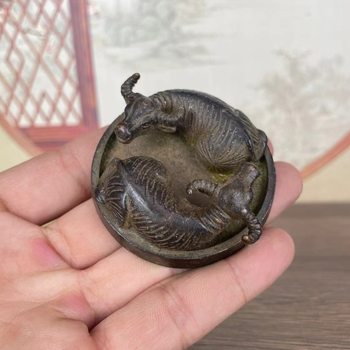 Antique copper bull turns the world around, bagua ornaments, old objects, old goods, old copperware, antiques and authentic collections