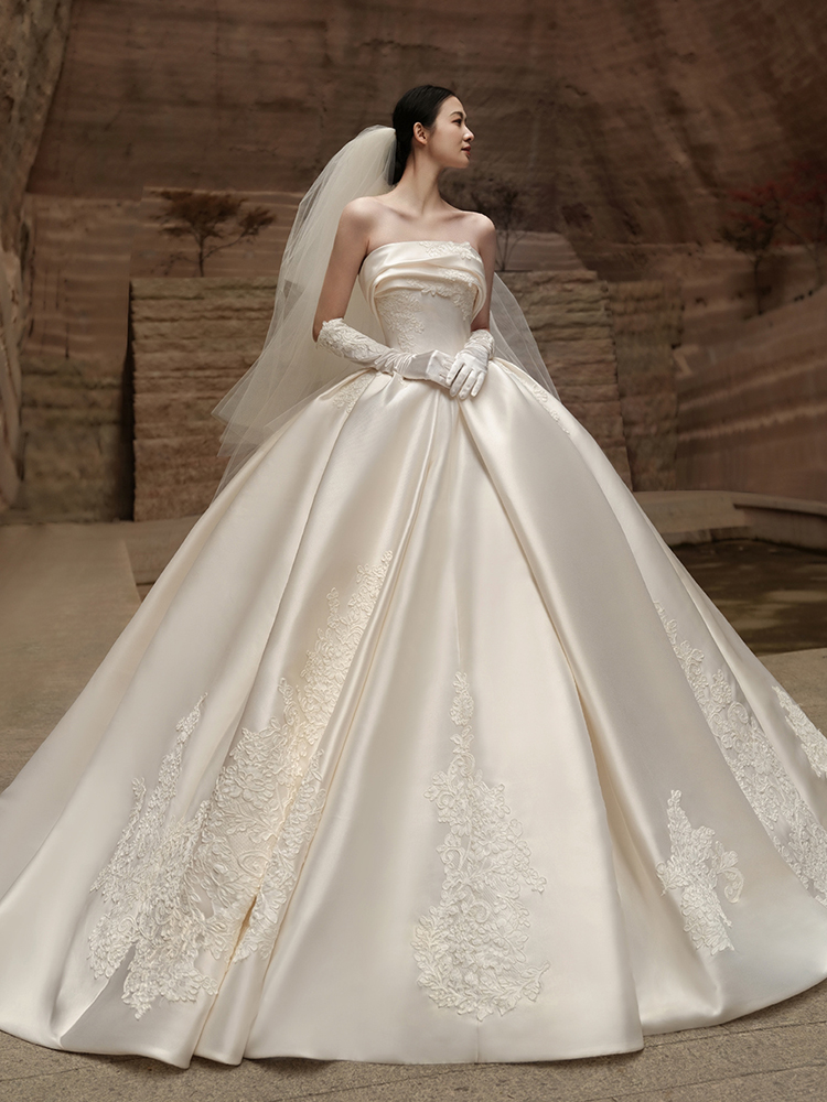  M weight of about 100 pounds+Single -piece white wedding dress  