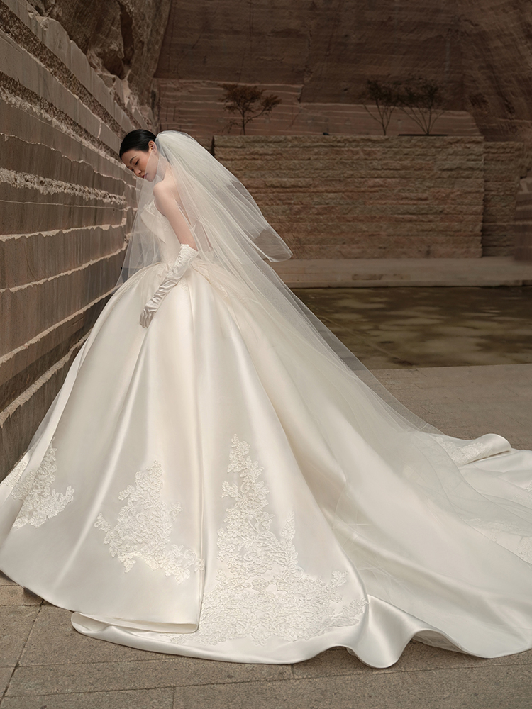  L weight of about 110 catties+Single white trailer wedding dress   + $15.71 