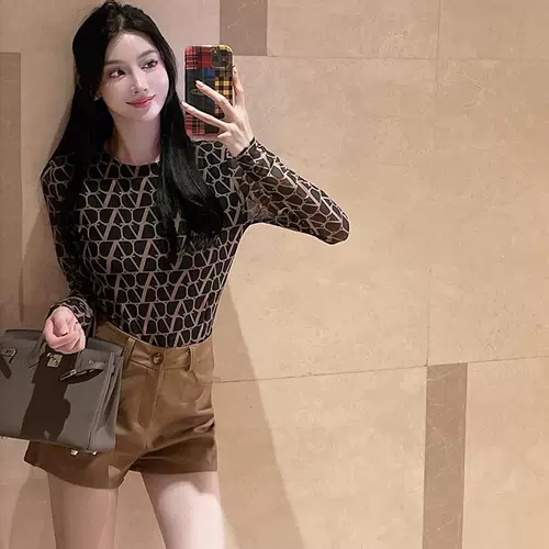 Осенний дизайнерский комбинезон, приятная телу футболка, тренд сезона, облегающий крой