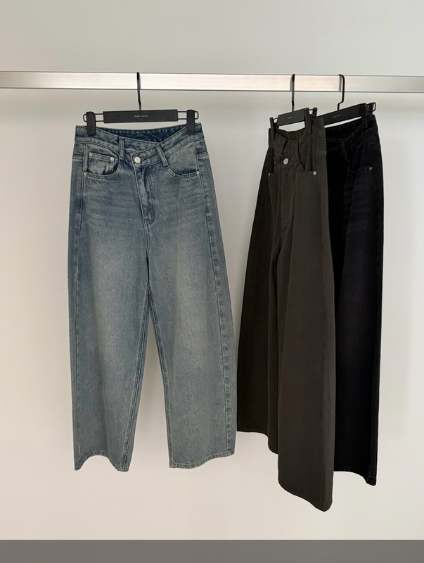 About Noon Moon Home 2026 Autumn New Korean Retro Style Straight-Leg Jeans for Women with Small Button Design About Noon Moon Home 2026 Autumn New Korean Retro Style Straight-Leg Jeans for Women with Small Button Design
