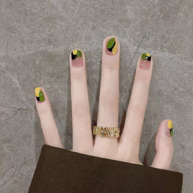 Short Handmade Nail Stickers for Summer, Featuring a Whitening Effect, Ice-Transparent Peach Pink, Yellow-Green Hand-Painted Graffiti, and Personalized Fake Nails