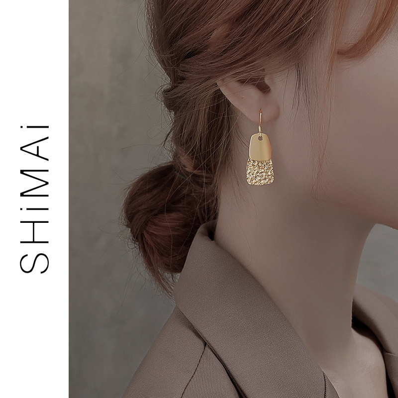Asymmetrical Harbor Wind Ear Pendant Temperament Round Face Advanced Sensation Light Lavish Retro Earrings Woman Summer Niche Gold Fascia