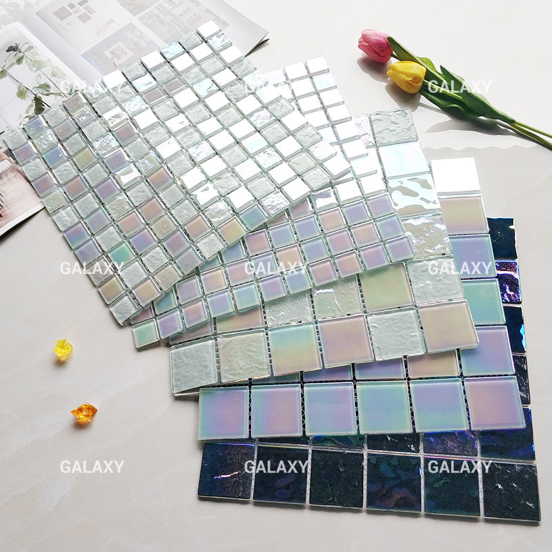 このトレンディなゲストハウスは、カラフルなクリスタルガラスのモザイクタイル張りのプール、レストラン、バスルーム、キッチン、そして背景の壁が青色で統一されているのが特徴です。