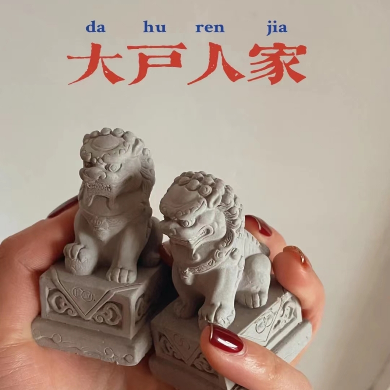 Mini Stone Lion A pair of watch town househousehold door door small piece of stone carving before the cemetery