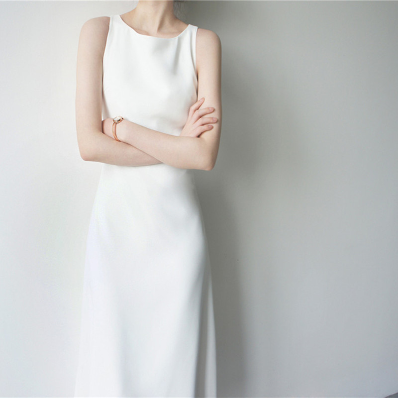The new Hepburn style dress in spring and summer 2023 is a cold and cold white air - temperament dress