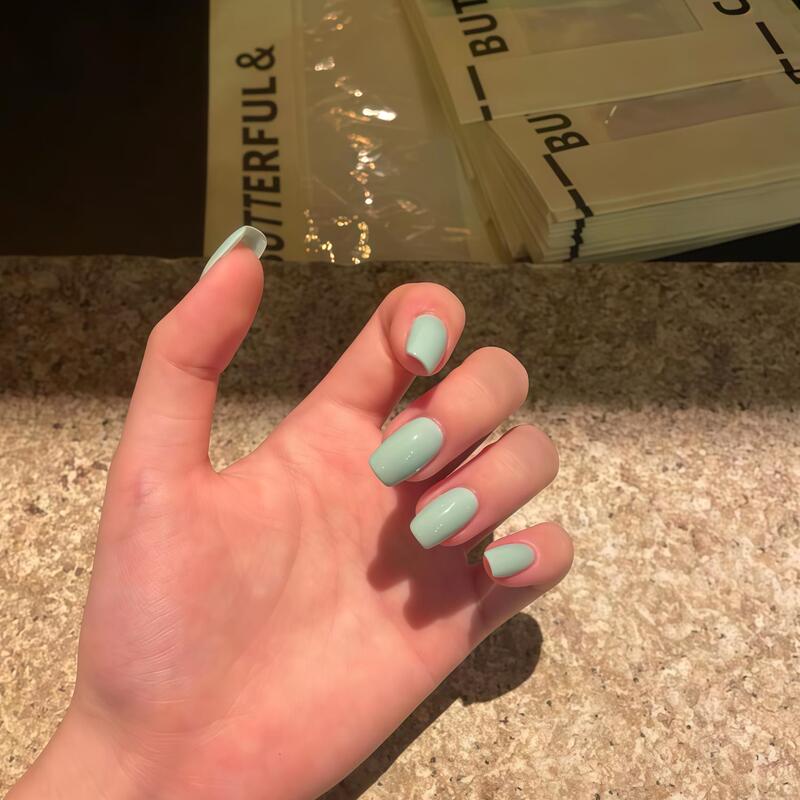 Short Mint Green Handmade Nails That Enhance Complexion, Simple and Sophisticated, Everyday Green Manicure Fake Nail Stickers