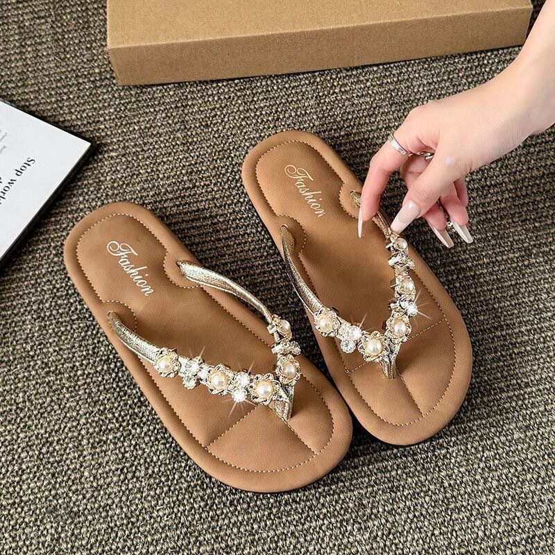 Shiny~ ins Style Super Beautiful Rhinestone Pearl Flip-Flops for Women, Suitable for Outdoor Wear in Summer, Beach Vacation, Soft-Soled Sandals Shiny~ ins Style Super Beautiful Rhinestone Pearl Flip-Flops for Women, Suitable for Outdoor Wear in Summer, Beach Vacation, Soft-Soled Sandals