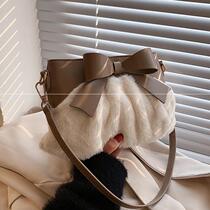 Bucket Bag 2021 New Tide Womens Single Shoulder Bag Female small crowddesign Small Sloping Satchel 100 lap for autumn and winter Leisure