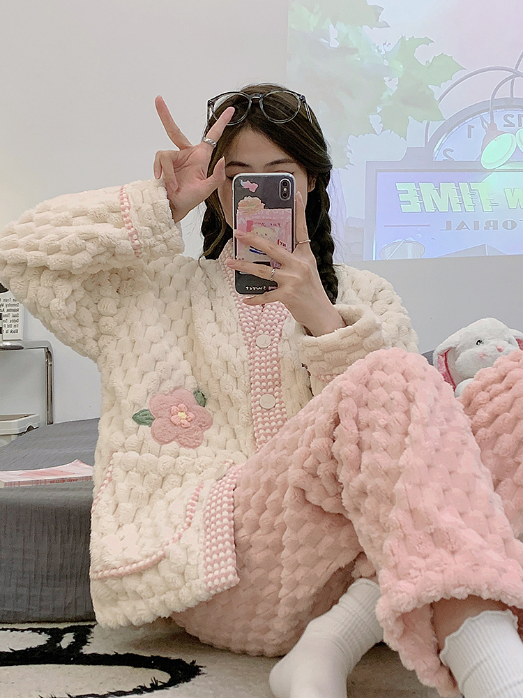 小香风睡衣也得以穿出高级感？这样搭对于对了✨