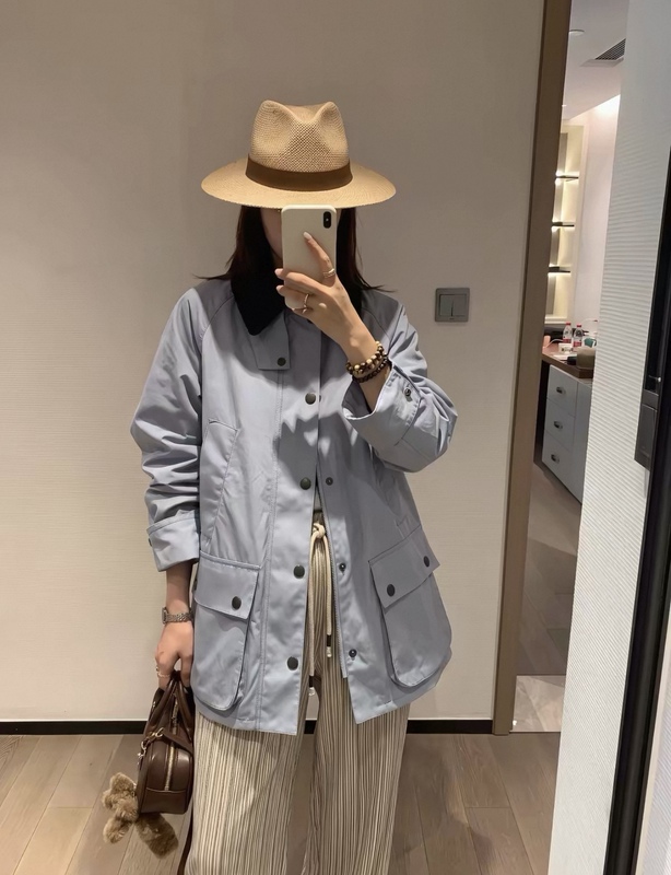 Exquisite and Luxurious Autumn/Winter Outerwear That Suits Everyone, with a Color-Blocked Collar and a Versatile Design Without Wax Coating Exquisite and Luxurious Autumn/Winter Outerwear That Suits Everyone, with a Color-Blocked Collar and a Versatile Design Without Wax Coating