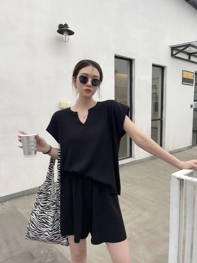 Korean Casual Sportswear Set for Women, Summer Outfit with a High-End Feel, V-Neck Short-Sleeve Top, Trendy Petite Wide-Leg Shorts Two-Piece Set