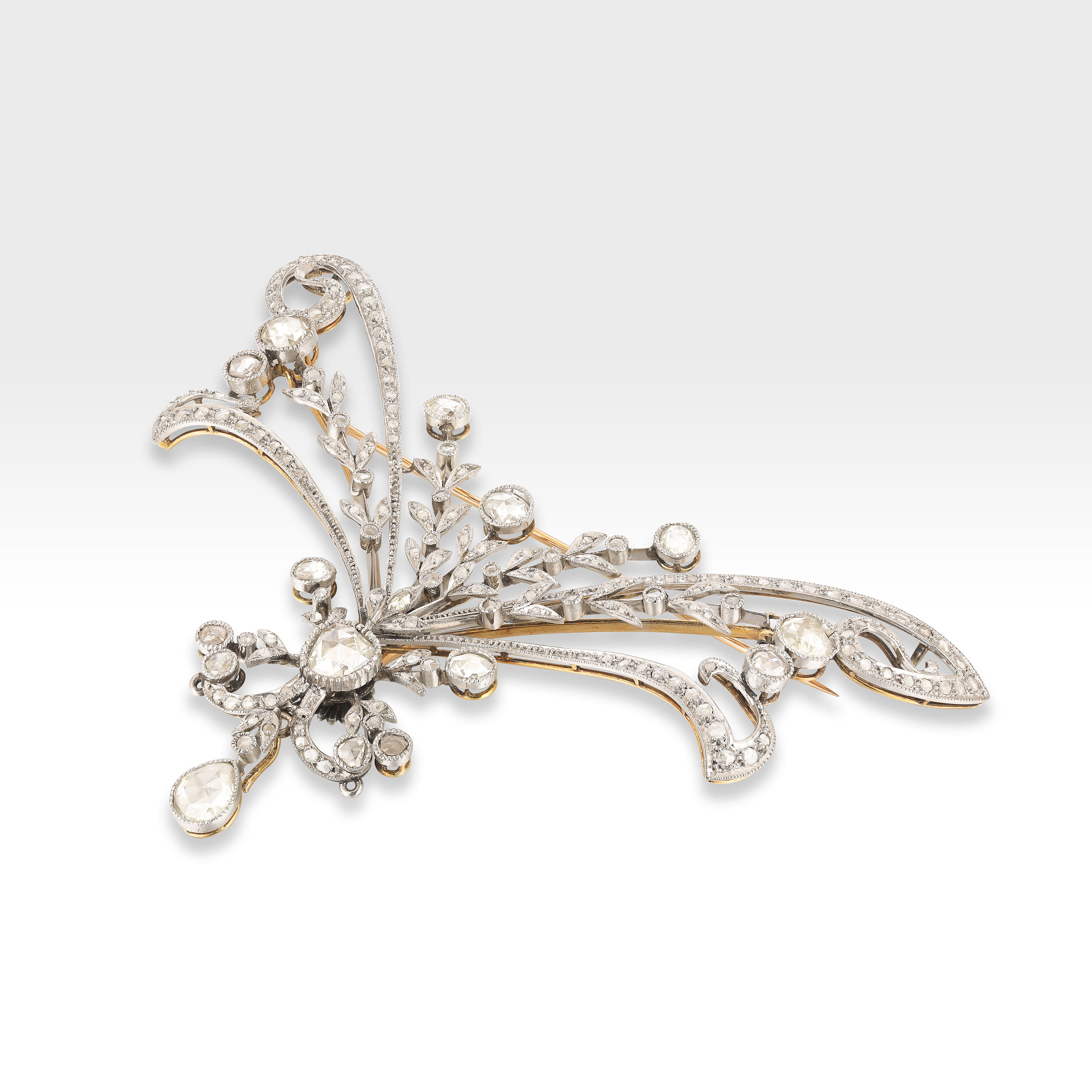 展覽】故宮法國百年時尚展品味教育逾300珍藏見證法式精緻.  不說不知，由路易十四開始成為法國政府及文化中心的凡爾賽宮，當年會中門大開給所有法國市民入內。要進去也有一個條件，必須穿得靚，男士須穿禮服、戴帽、手持配劍（為了靚靚，見皇上竟然可以帶武器），這當中也  ..., image size:3000x3000