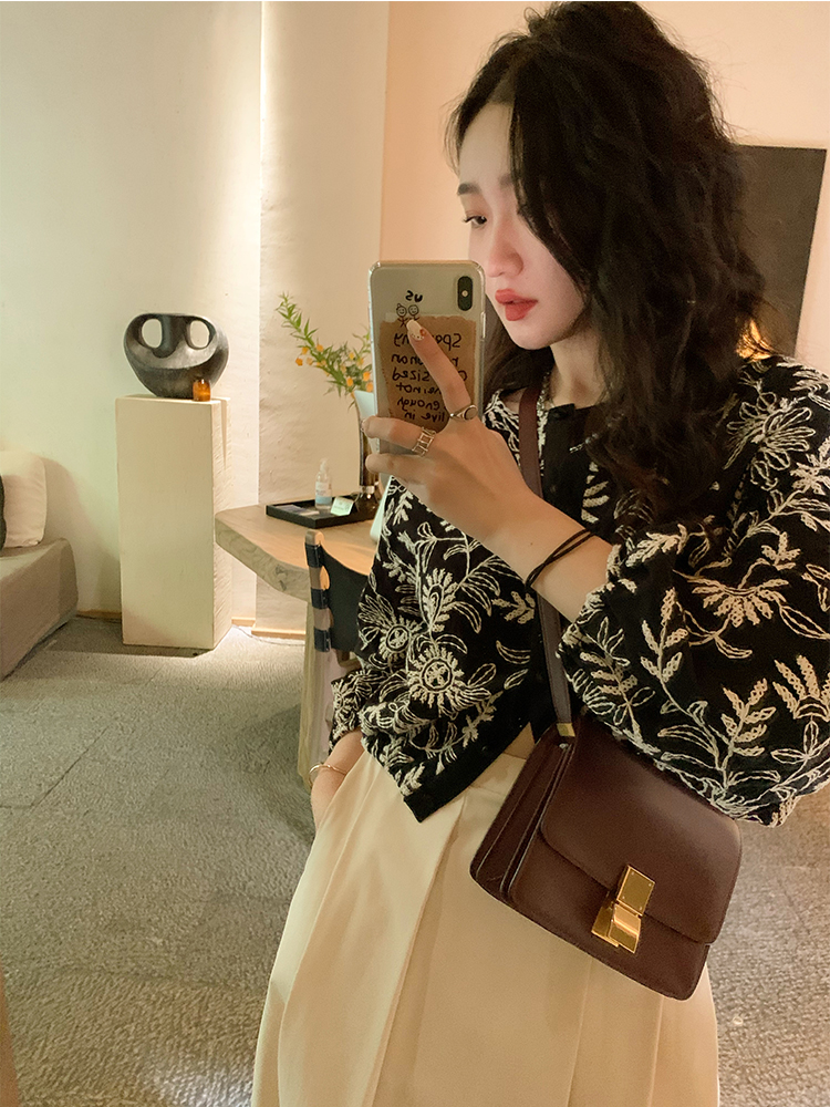 Ren Xiaoyi Early Autumn Thin Style Jacket Retro Port Wind Embroidery Shirt Woman Design Sensation Little Sub Short of the jacket