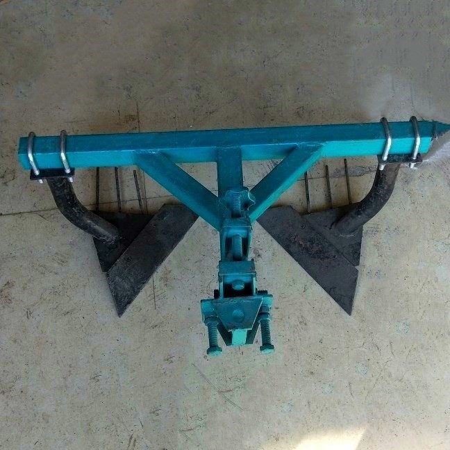 Farmers use small walk-behind tractors to ridge peanut harvest plough planing sweet potato potato potato machine receiving tool