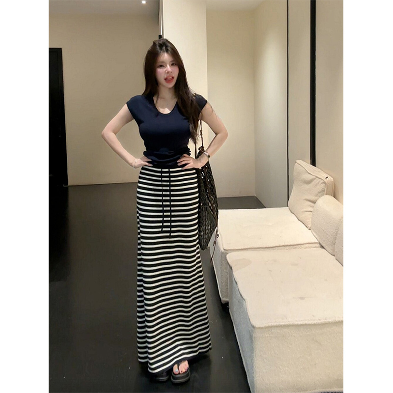 Purely Stylish Korean-Style Casual Knit Suit for Women, Summer Short-Sleeve Top Paired with Striped Midi Skirt Two-Piece Set