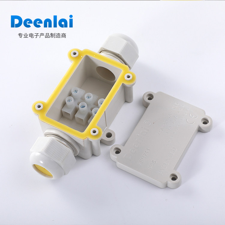 Outdoor Waterproof Junction Box Engineering PC Plastic Anti-Rain Shower Dust Resistant UV one-in-one-out waterproof junction box