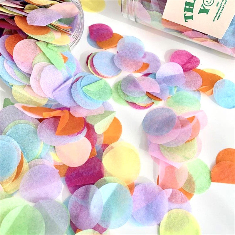 紙吹雪やその他の華やかな飾り付けで、赤ちゃんの1歳の誕生日や100日記念日をお祝いしましょう。