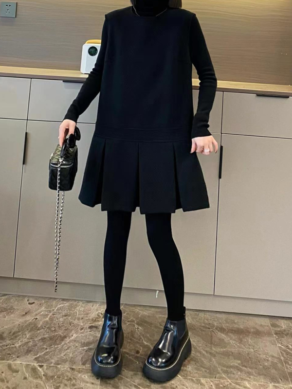 Hepburn-Style Round-Neck Black Pleated Mid-Length Tank Dress for Women, Autumn Straight-Cut, Winter Loose-Fitting, Slimming and Elegant Dress Hepburn-Style Round-Neck Black Pleated Mid-Length Tank Dress for Women, Autumn Straight-Cut, Winter Loose-Fitting, Slimming and Elegant Dress