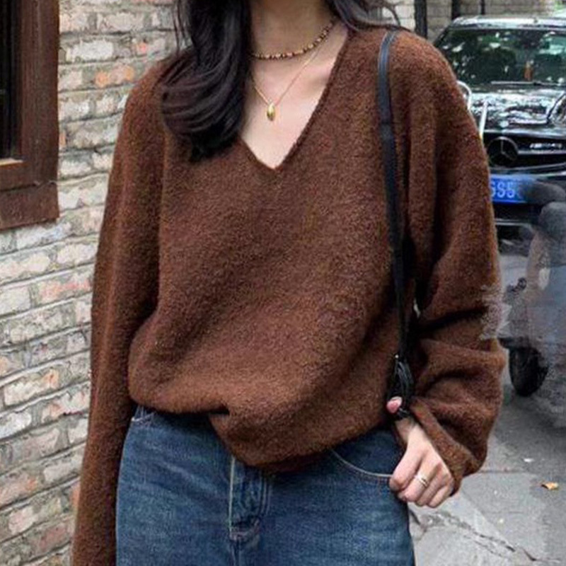 French Style Maillard Coffee-Colored V-Neck Knitwear for Women in Autumn and Winter, Loose, Soft and Waxy Loop Velvet, Lazy Style, High-End Knitwear