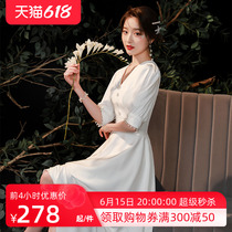 The French satin light wedding dress brigade slapped out the door yarn minimalist Temperament Small Dress Daily Can Wear a small white dress with a thin white dress