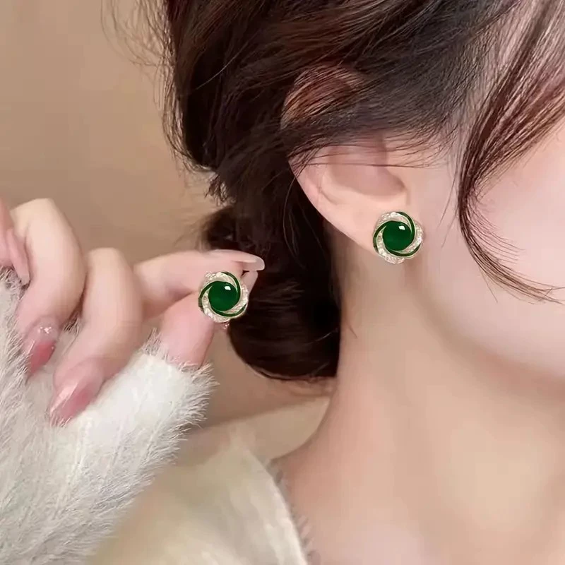 Spring and Summer New Green Cat's Eye Stone Earrings, Exquisite and Compact S925 Silver Needle Earrings, High-End Elegant Temperament Earrings for Women