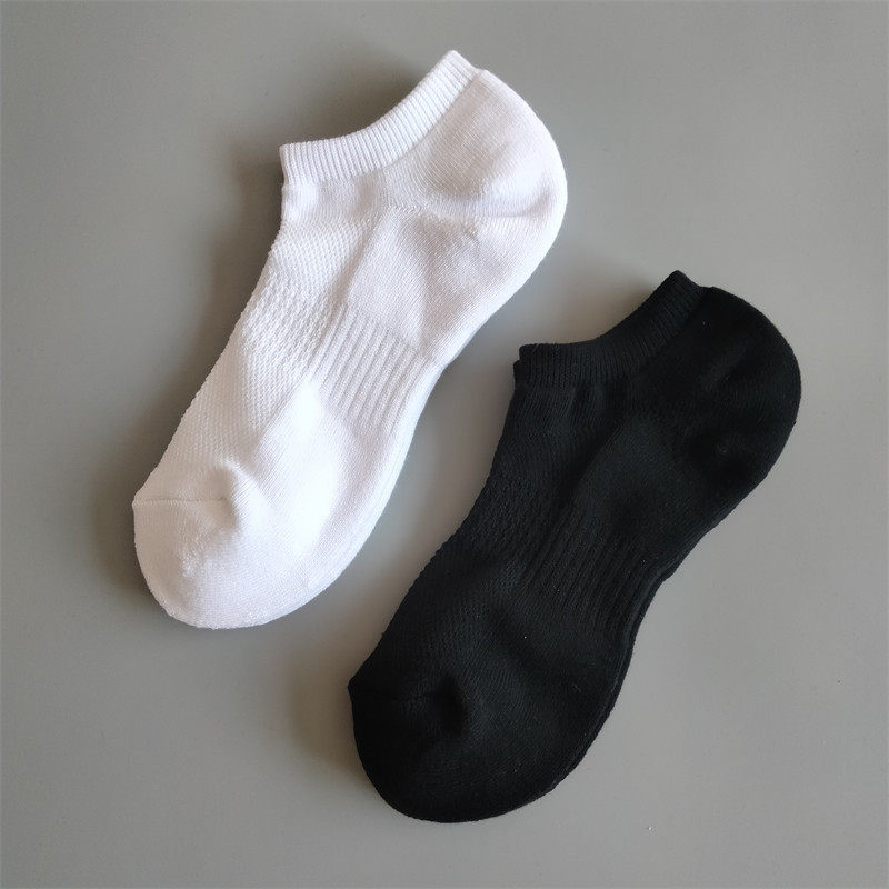A Pair of Men's Mid-High Tube Socks Made of Pure Cotton in Black and White, with Towel Bottom for Sweat Absorption, Trendy Sports Socks