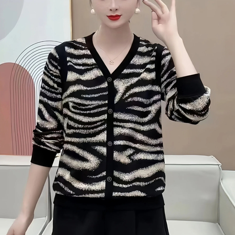 Fashionable V-Neck Long-Sleeve T-Shirt for Women, Black, Loose Fit, Slimming, Stylish Top with a High-End Feel, Trendy for Spring and Autumn 2026 Fashionable V-Neck Long-Sleeve T-Shirt for Women, Black, Loose Fit, Slimming, Stylish Top with a High-End Feel, Trendy for Spring and Autumn 2026