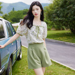 2024 Summer ໃຫມ່ຄົນອັບເດດ: Square Neck Floral Top Shirt Loose Casual Waist Shorts Suit ຂອງແມ່ຍິງສອງສິ້ນຊຸດ