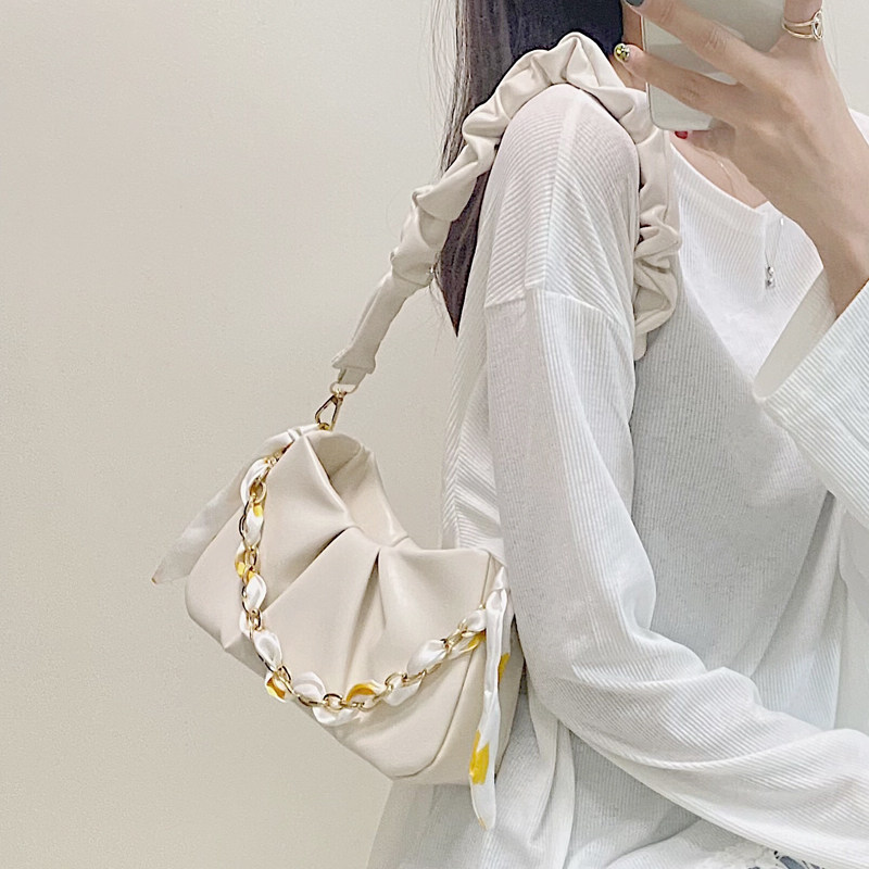 Mobile phone messenger bag, ladies' small bag, Sen department, exquisite walk, walk, walk and bend, carry-on underarm bag, high-end cloud shoulder