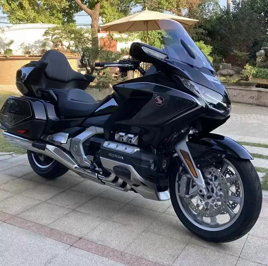 Туринговый мотоцикл Honda Gold Wing 1800 см³ — люксовый крейсер для дальних поездок с кофрами