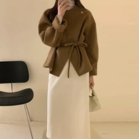 Цветная куртка, белая юбка