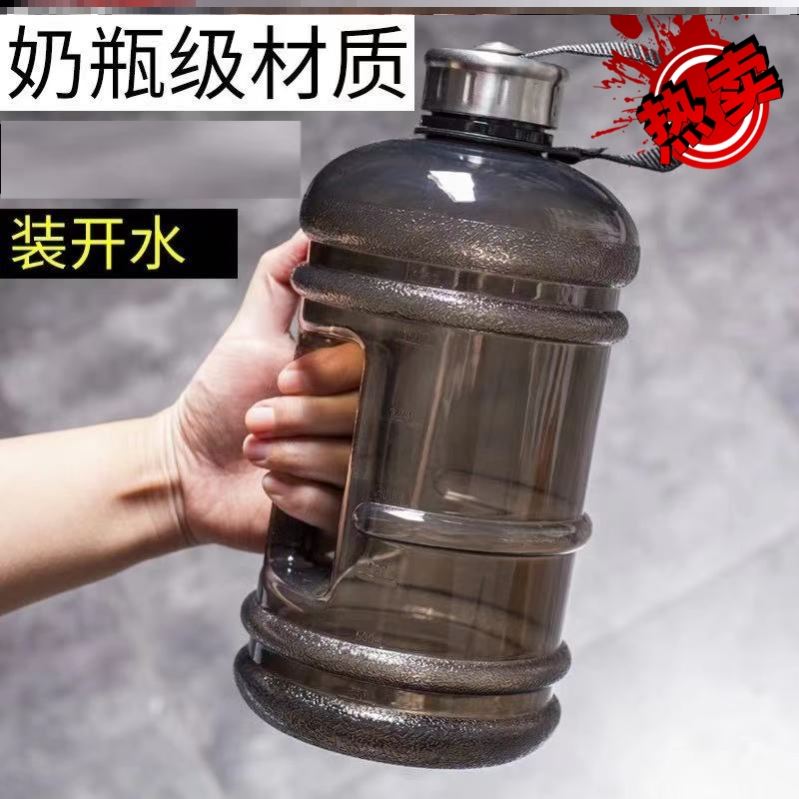 Large-capacity water cups used on construction sites with high temperature resistance and anti-fall