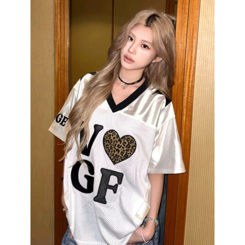 American Retro Short-Sleeved T-Shirt for Women in Summer, Leopard Print Heart Jersey, Sporty Design, Niche Loose V-Neck Top
