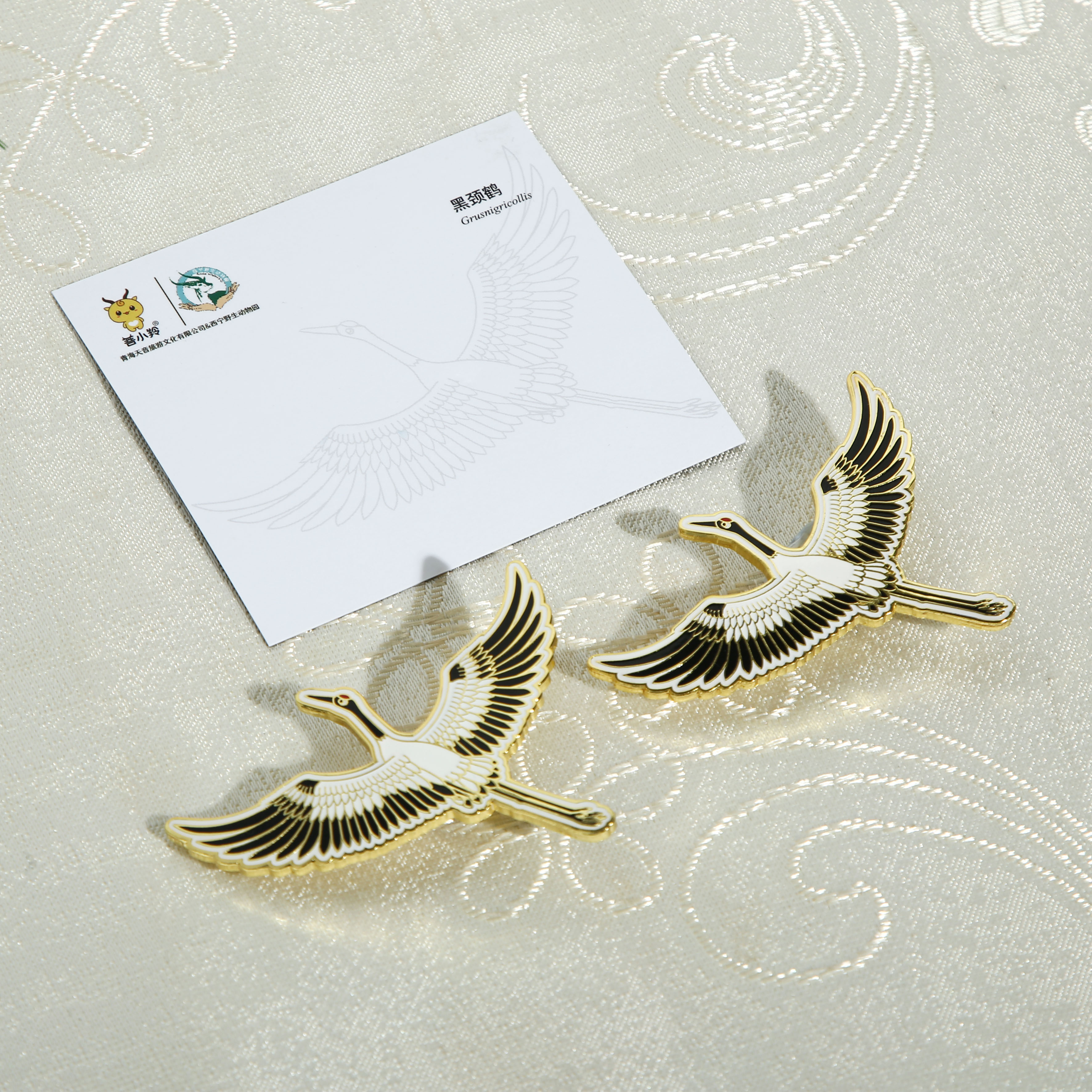 Black neck crane national tide alloy butterfly butterfly butterfly decorated badge chest needle