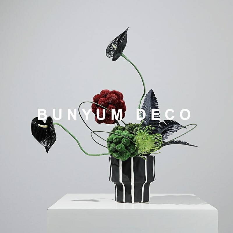 Modern Light Luxury Striped Art Ceramic Flower Vase for Flower Arrangement in Model Room, Sales Office, and Marketing Center Floral Decoration Modern Light Luxury Striped Art Ceramic Flower Vase for Flower Arrangement in Model Room, Sales Office, and Marketing Center Floral Decoration