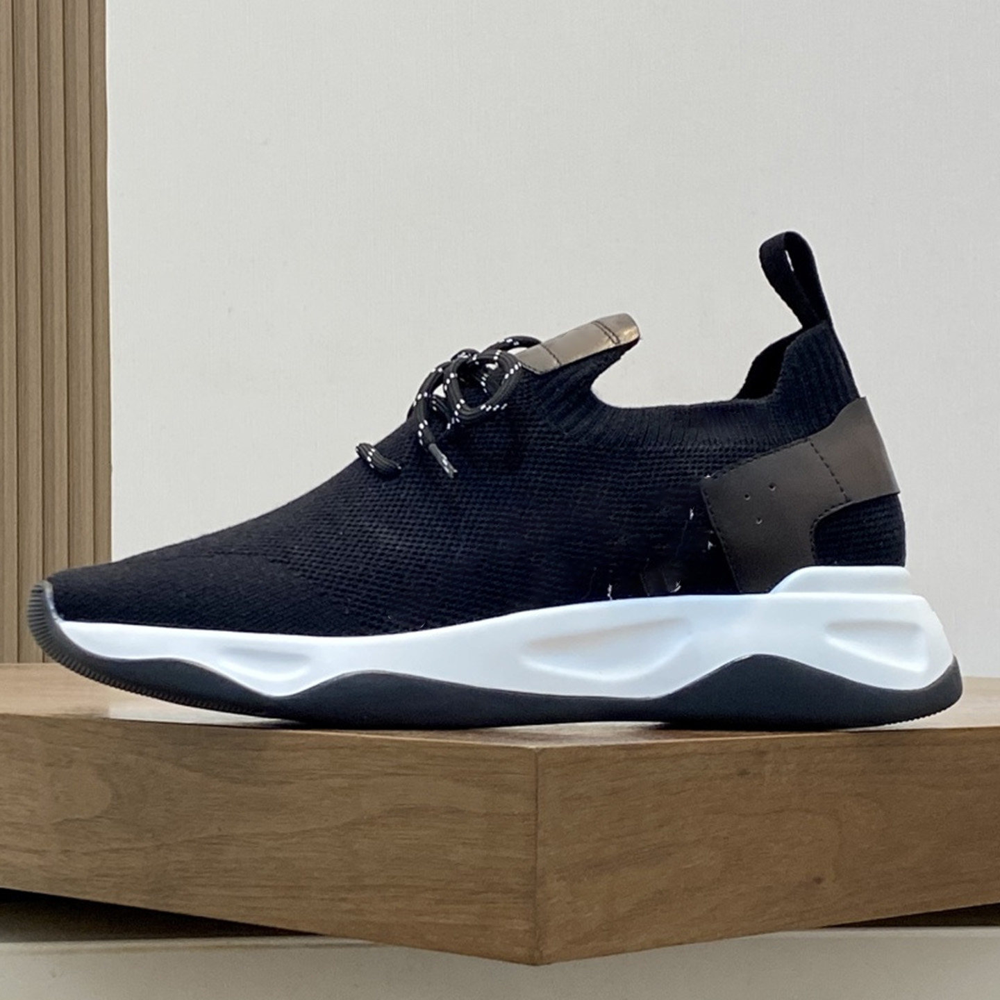 Flying weaving breathable gym shoes male The new light Frenulum Running shoes Mesh surface Stylish and versatile non-slip leisure time walking shoes